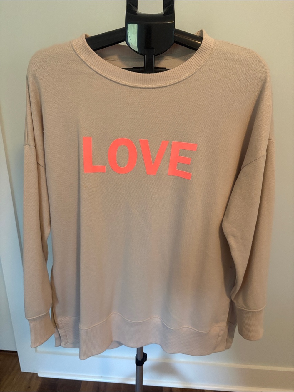 Aerie super soft ‘LOVE' Graphic Sweatshirt - Women's Cozy Pullover